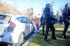 عکس/ درگیری پلیس ضدشورش اسپانیا با رانندگان تاکسی
